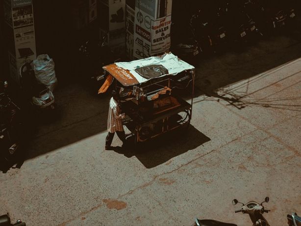 유심칩을 사용할 때에는 몇 가지 주의사항이 있습니다.